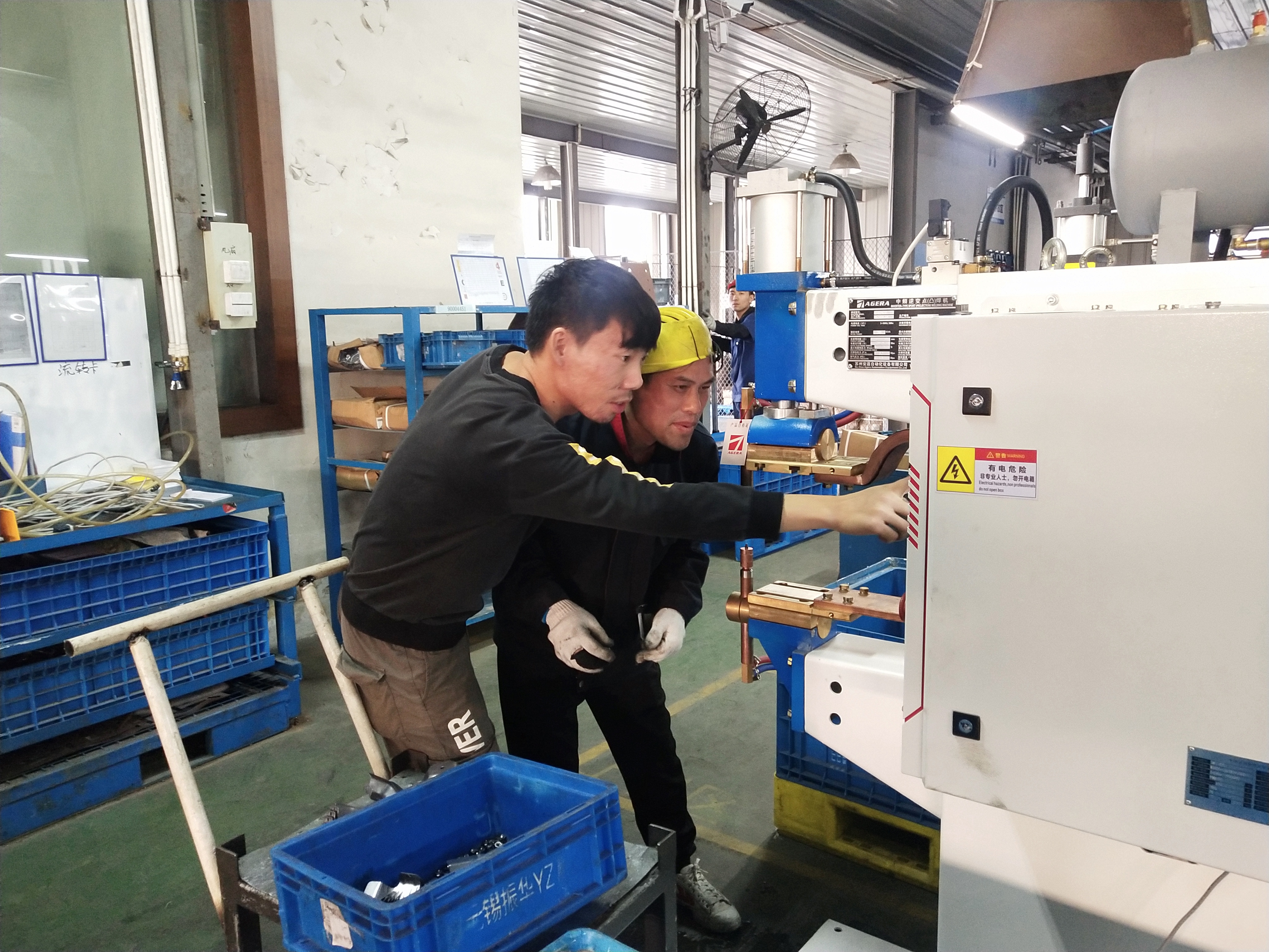 安嘉售后工程師給客戶現(xiàn)場(chǎng)培訓(xùn)