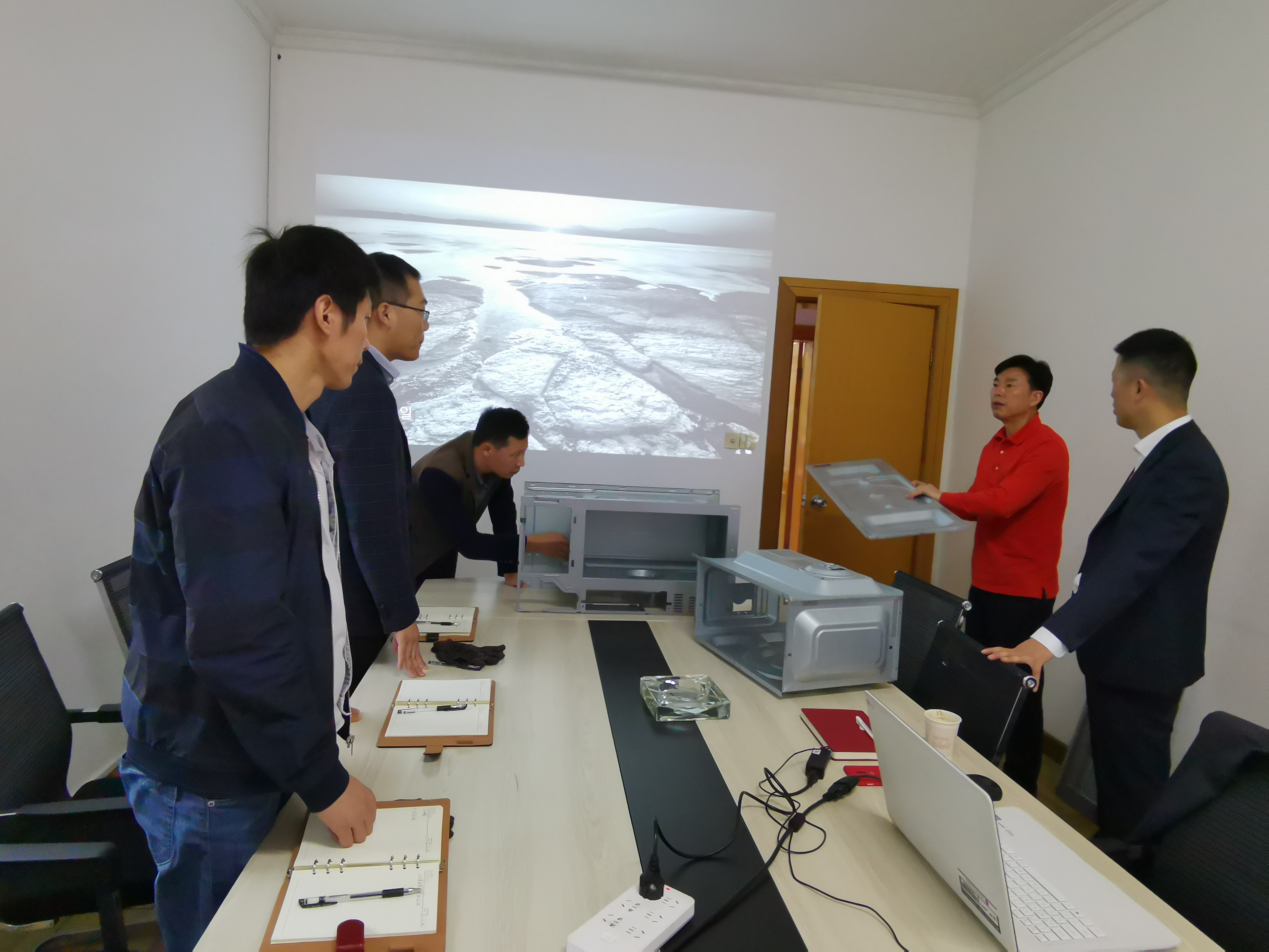 安嘉研發(fā)總工與韓國(guó)客戶探討方案