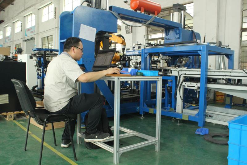 安嘉電氣工程師專心致志調(diào)試 安嘉電氣工程師專心致志調(diào)試