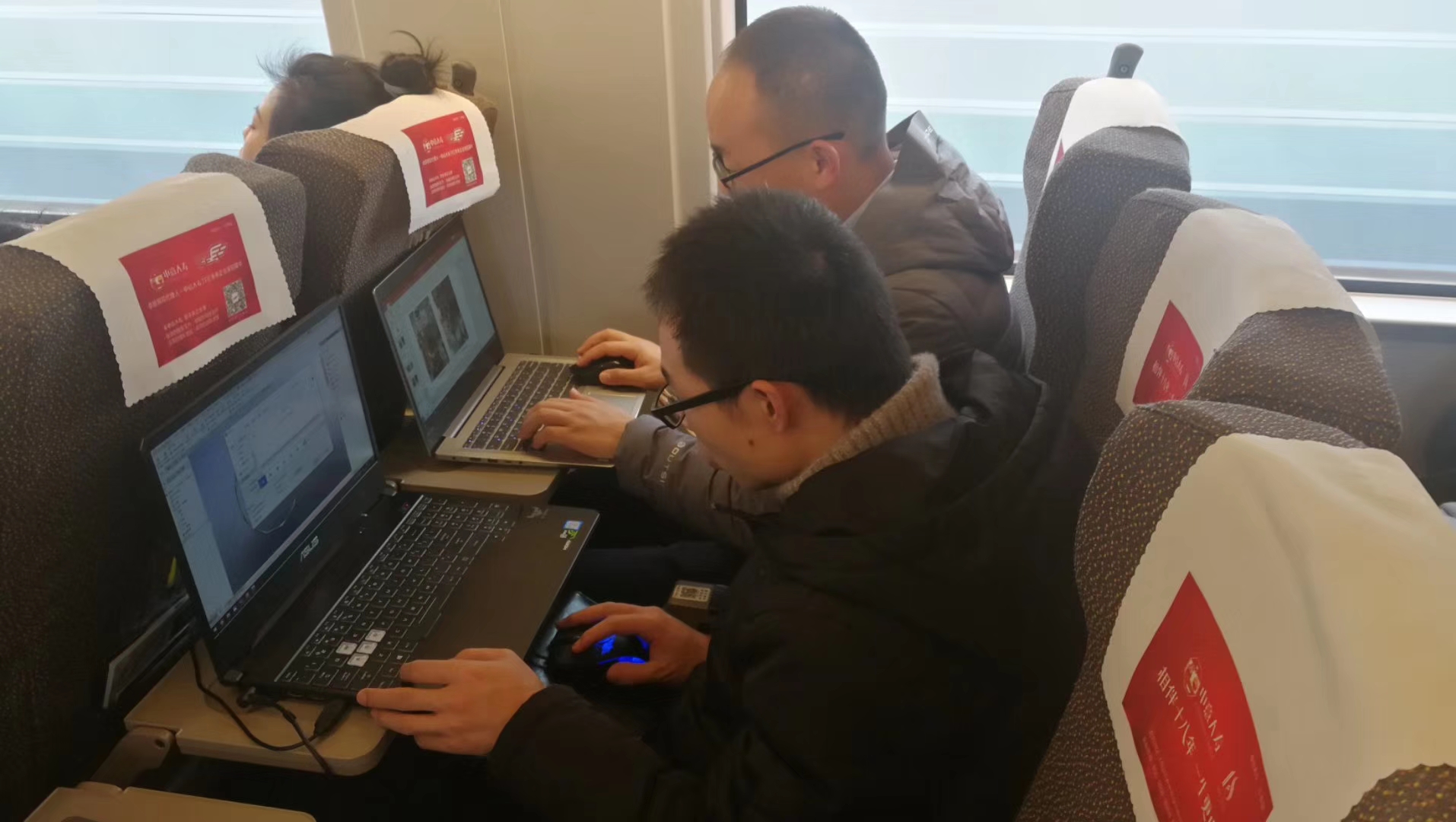 安嘉人奮戰(zhàn)在去客戶的高鐵上 安嘉人奮戰(zhàn)在去客戶的高鐵上