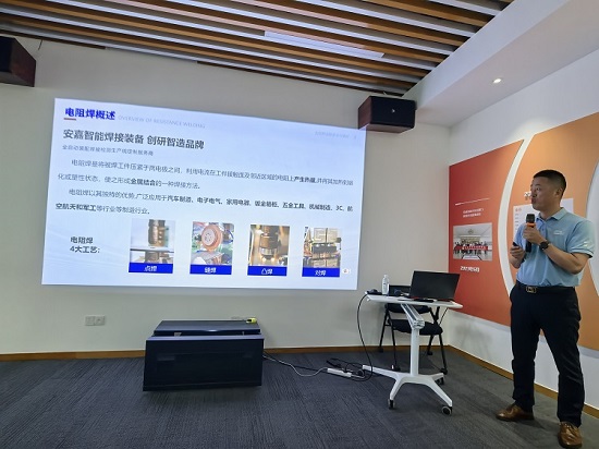 鄧總參加機(jī)械薈活動(dòng) 鄧總參加機(jī)械薈活動(dòng)