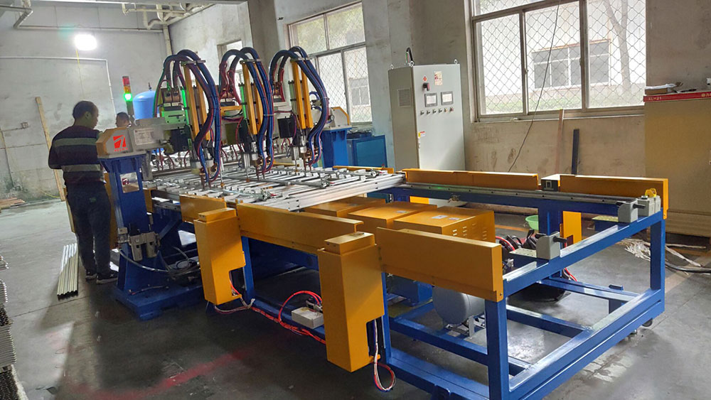 鍍鋅托盤自動(dòng)點(diǎn)焊機(jī),光伏托盤龍門式多點(diǎn)焊機(jī)