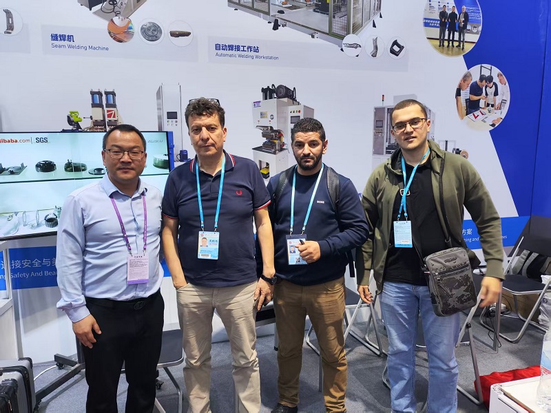 何經(jīng)理與客戶合影