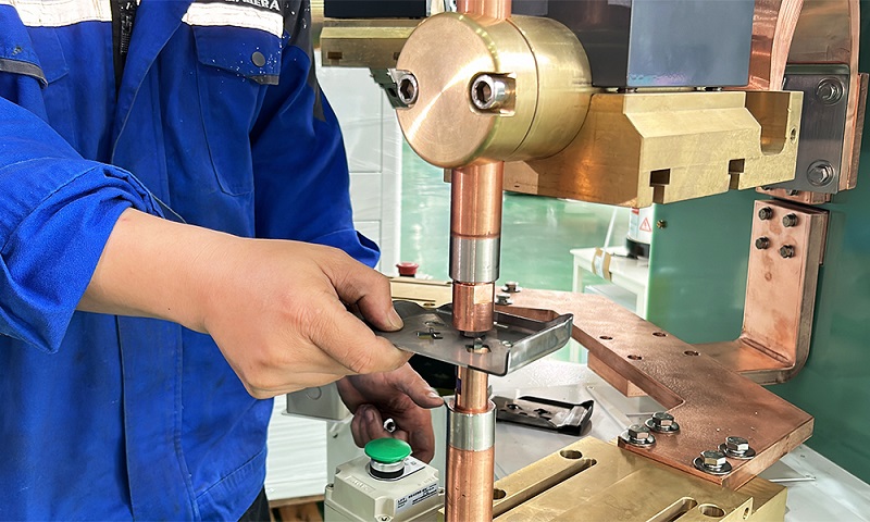 電阻點(diǎn)焊機(jī)過(guò)熱的解決辦法